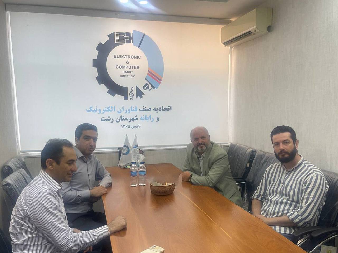 🟢 دیدار رئیس اتاق اصناف مرکز گیلان با اعضای اتحادیه فناوران الکترونیک و رایانه رشت